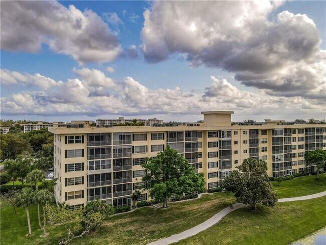 Building Photo - 2751 N Palm Aire Dr