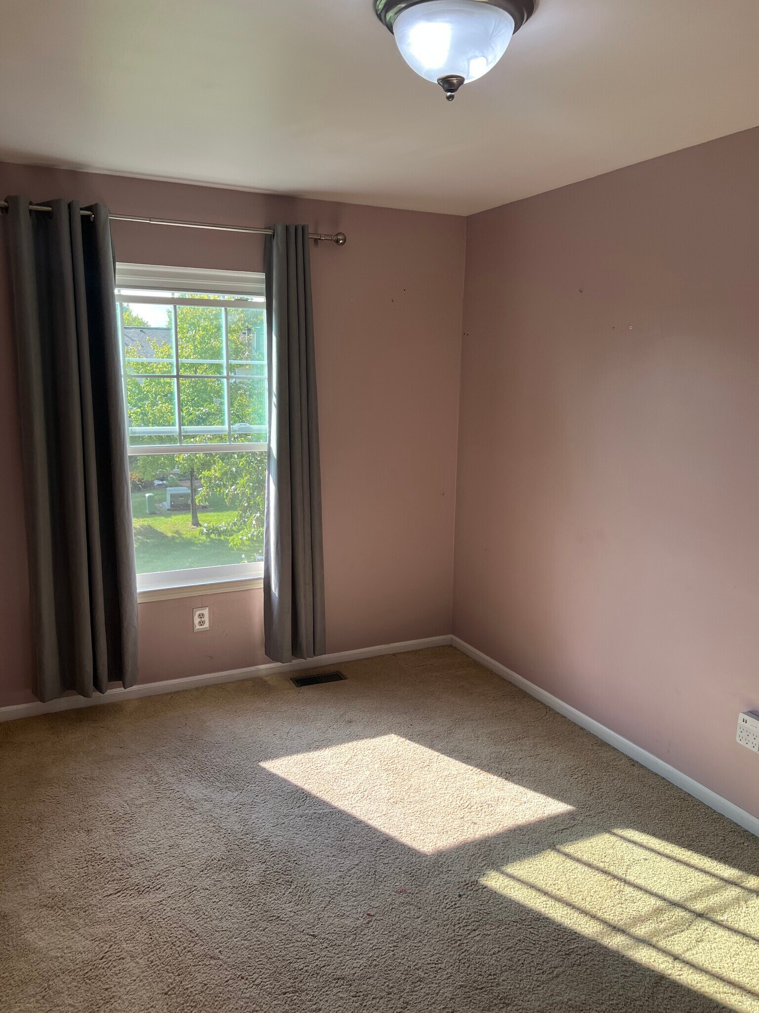 Building Photo - 3084 Village Cir