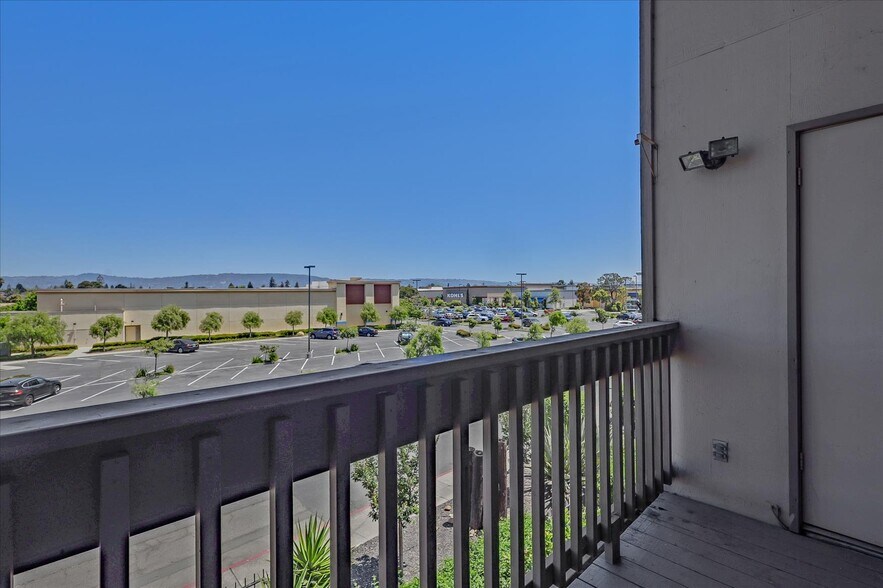 Building Photo - 2101 Shoreline