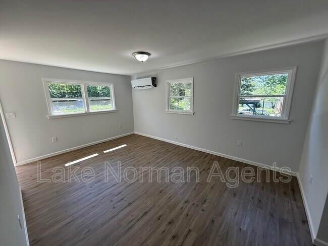 Building Photo - 2320 Shade Tree St