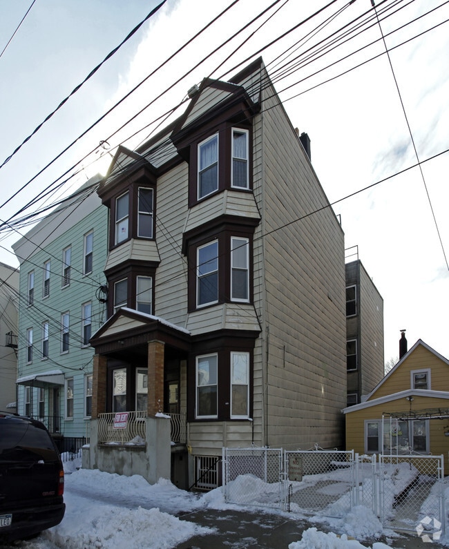 Primary Photo - 39 Thorne St