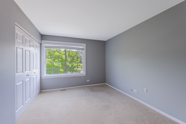 Building Photo - 1371 Braymore Cir E
