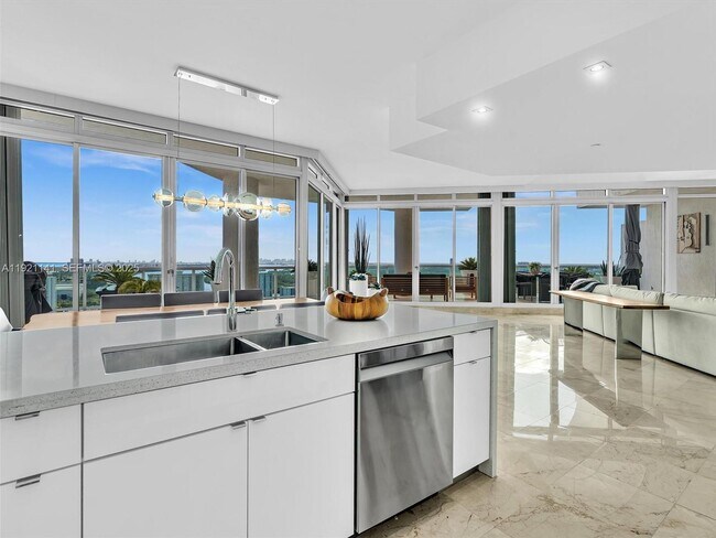 Building Photo - 16500 Collins Ave