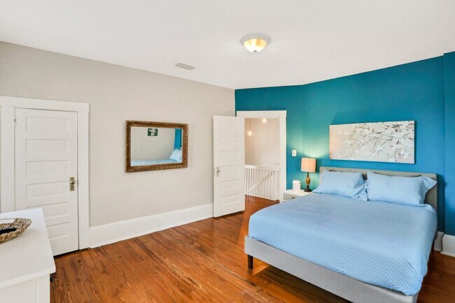 Building Photo - 1104 Lasalle St