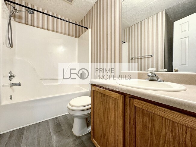 Building Photo - 5916 Dogwood Manor