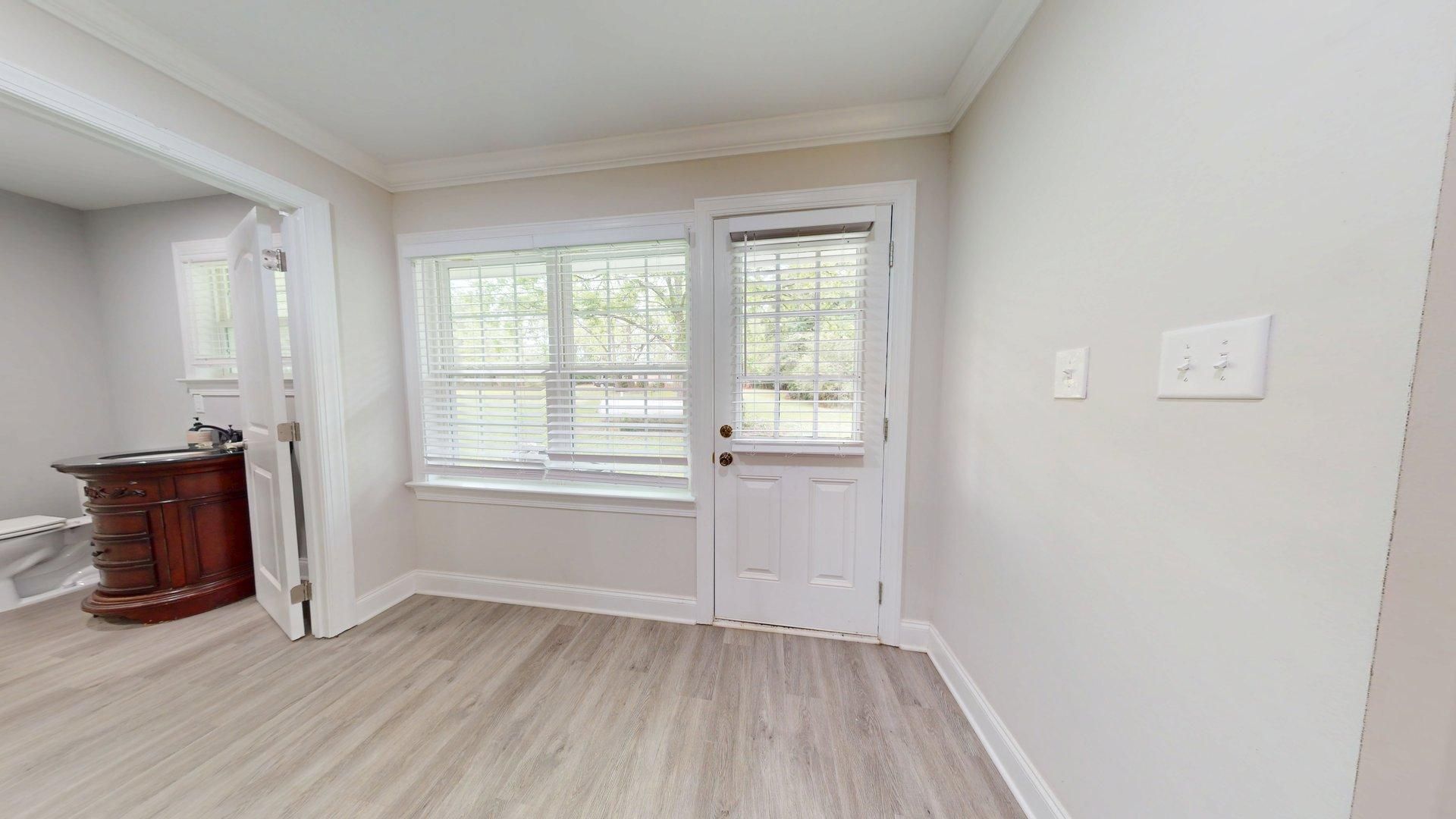 Building Photo - Totally Updated Home on Oak Bowery