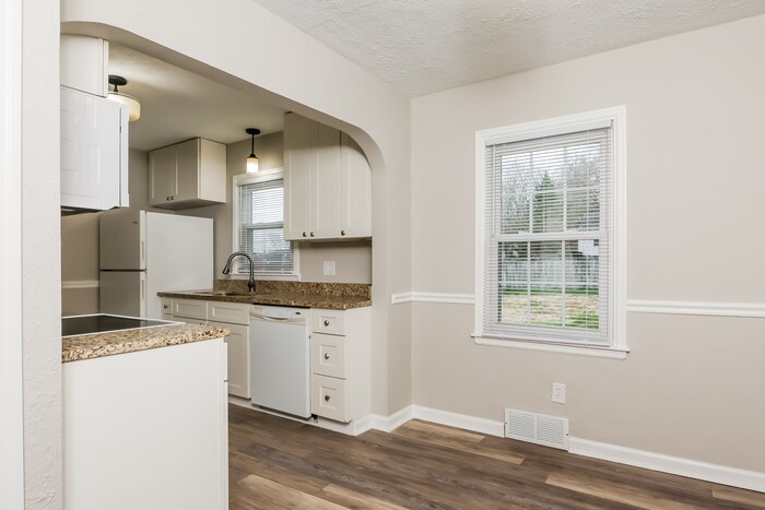 Building Photo - 1075 Meadow Dr