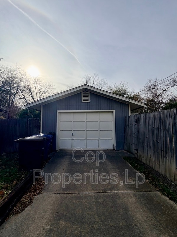 Building Photo - 118 Field Crest Dr