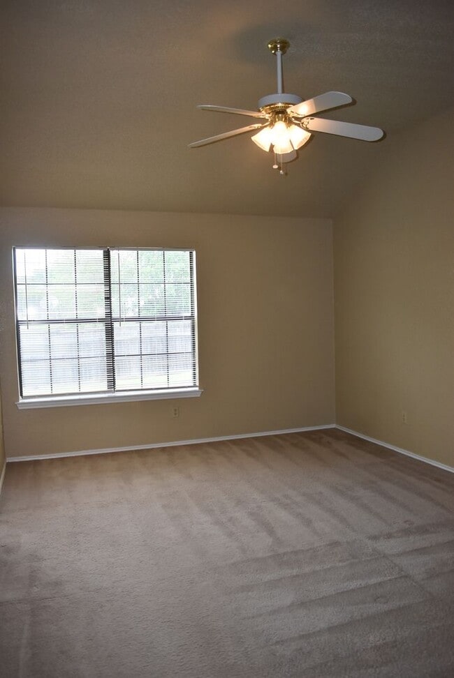Building Photo - 2521 Creek Dr