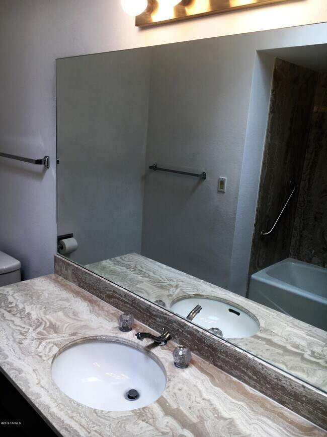 Building Photo - 4846 E Placita Arenosa