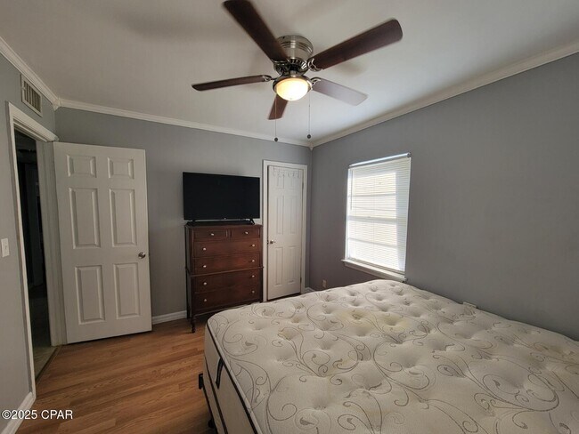 Building Photo - 1405 W 13th St