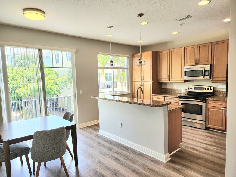 Building Photo - 583 NW 35th Pl