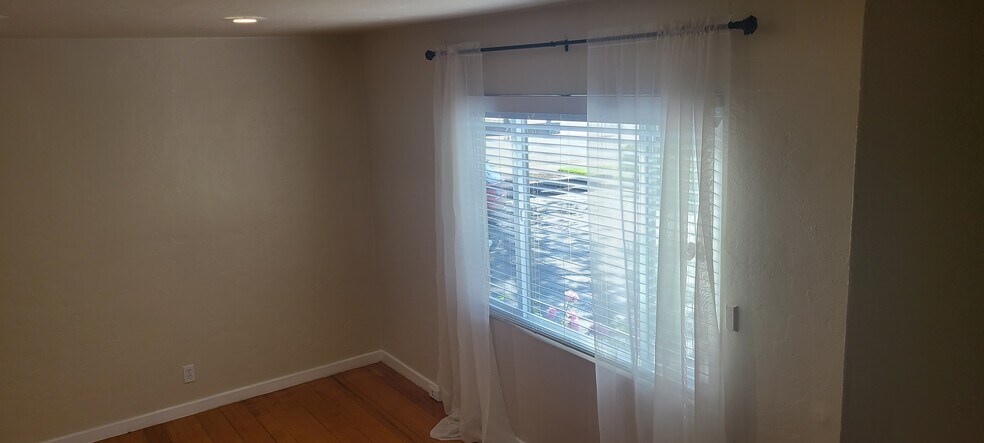 Living room - 175 W I St