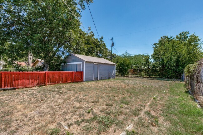 Building Photo - 3-BEDROOM HOME IN HIGHLAND PARK