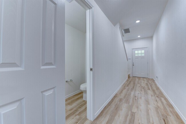 Building Photo - 8202 Homewood Ln