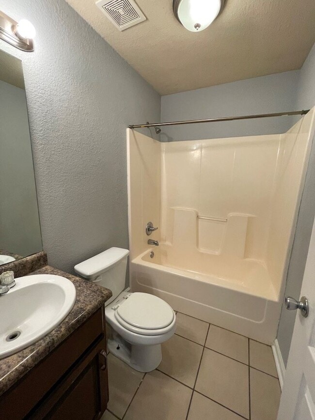 Building Photo - Comfortable 3-Bedroom Home with Open Layout