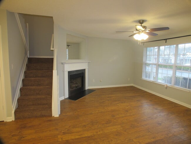 Building Photo - Pristine 2 bedroom, 2.5 bath Townhome located in the Roxborough Community!