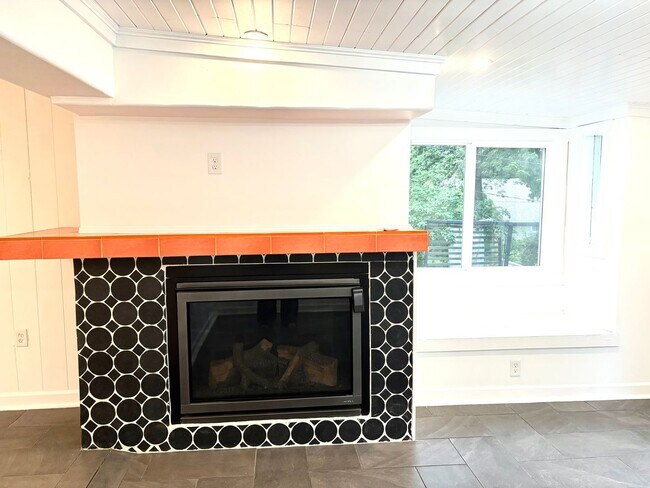 Building Photo - Charming 3-bedroom, 2-bath Cottage on a Sp...