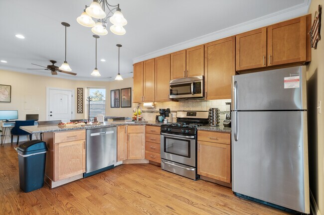 Building Photo - 2117 W Irving Park Rd