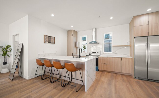 Building Photo - RECENTLY RENOVATED TOWNHOME | 5 BED 5 BATH | PRIVATE ROOFTOP DECK |  PET FRIENDLY | SPACIOUS BEDR...