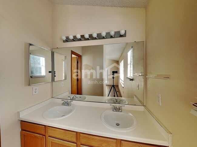 Building Photo - 8952 Cloverleaf Cir