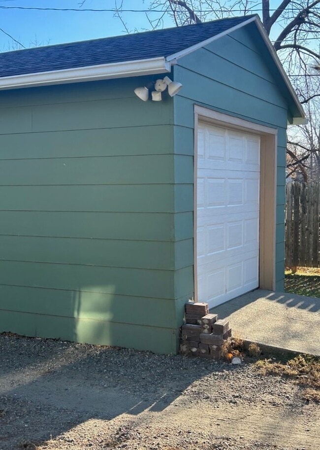 Building Photo - Two beds. One bath. Zero stress.