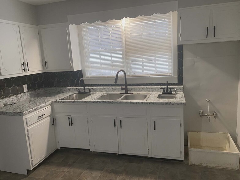 Building Photo - 828 Baltimore St