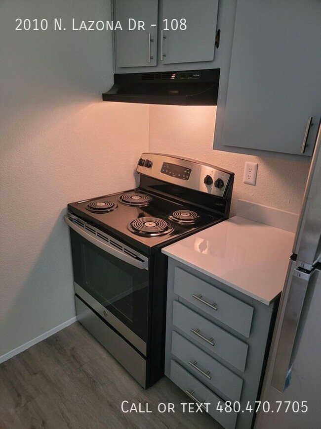 Building Photo - Renovated 2 bedroom with washer/dryer $1,2...