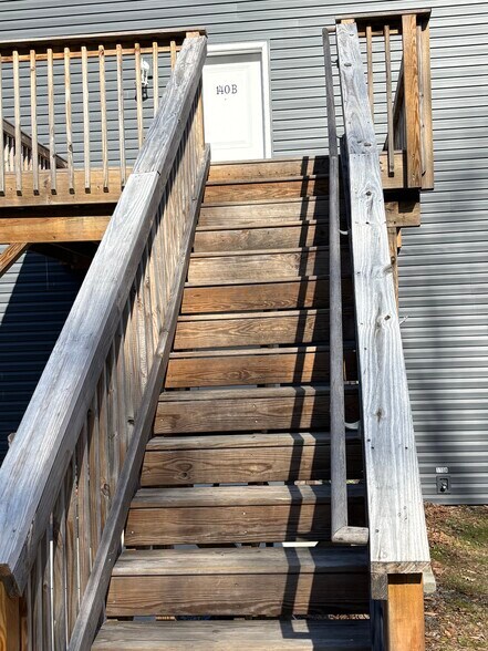 Parking Area/Entrance - 140 Gum St