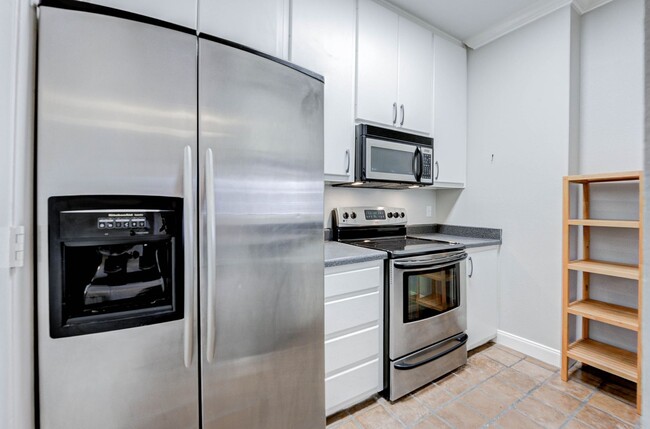 Building Photo - Nestled & Spacious Home 2-Bed/1.5 with Mod...