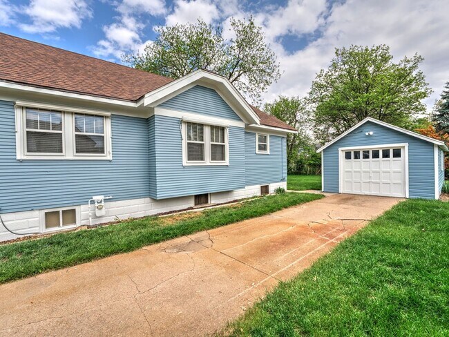 Building Photo - 3 Bedroom / 1 Bath Home with Washer/Dryer ...