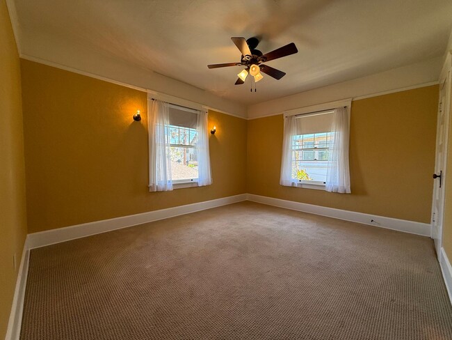 Building Photo - Fabulous Bankers Hill location 3 Bedroom Top-floor duplex unit