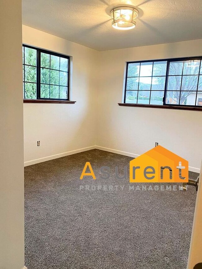 Building Photo - Move in Special! Lovely Remodeled Fully Fu...