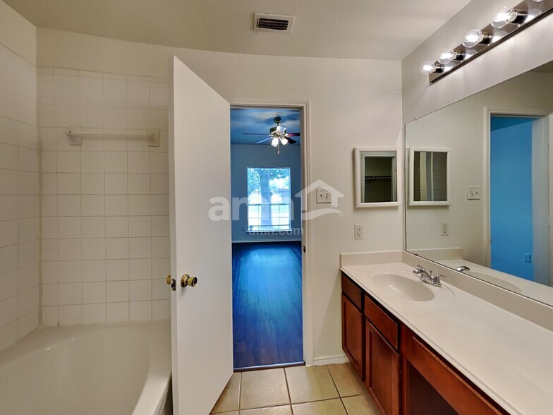 Building Photo - 9109 King Ranch Dr