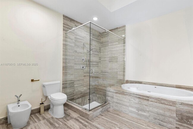 Building Photo - 16001 Collins Ave