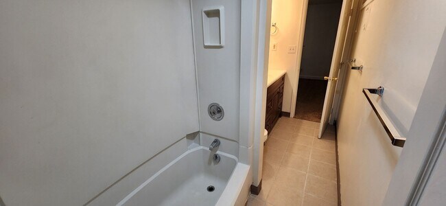 Building Photo - ALL PROSPECTIVE TENANTS MUST SUBMIT A ON LINE APPLICATION AND BE PRE-QUALIFIED PRIOR TO ANY SHOWI...