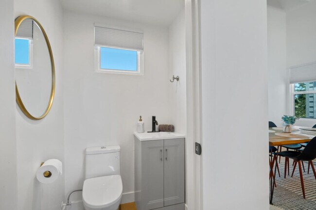 Building Photo - 4641 N 8th Pl