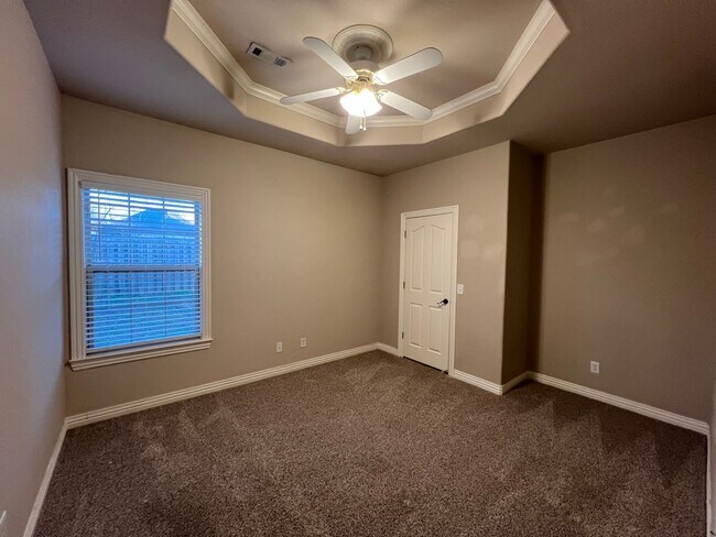 Building Photo - Lots of Space in this 3 or 4 Bedroom Townhouse!