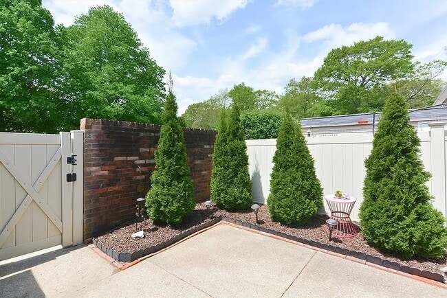 Building Photo - 202 Windsor Dr N