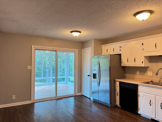 Building Photo - Awesome Ranch near Exit 1! 3bed/2bath with...