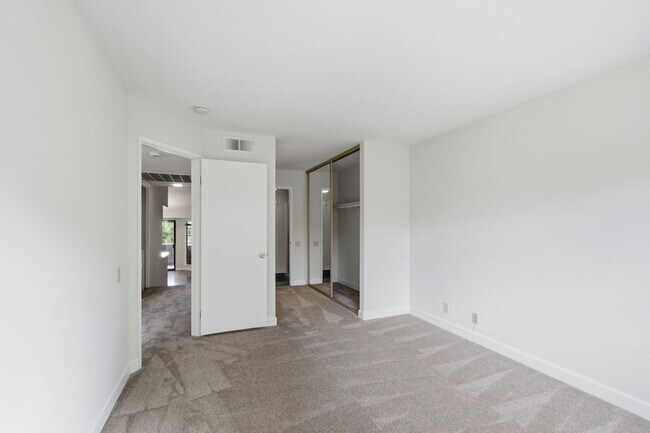 Building Photo - 479 Costa Mesa Terrace