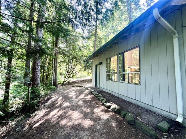 Building Photo - Relaxed 2-Bed, 1.5-Bath Home in a Quiet Gig Harbor Spot