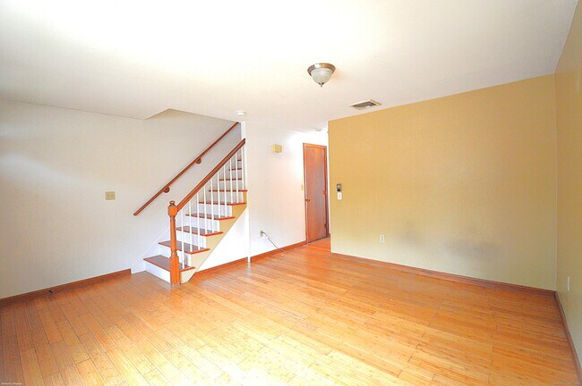 Primary Photo - 246 Woodford Ave