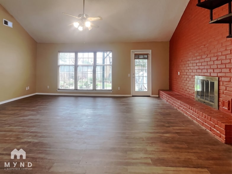 Building Photo - 2103 Woodland Springs St