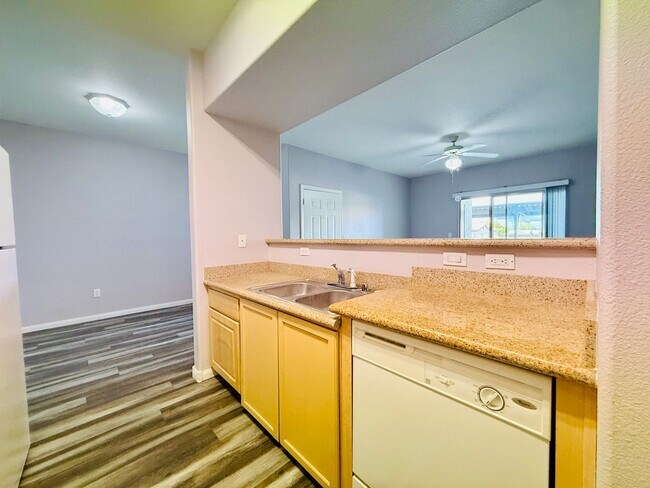 Building Photo - Beautiful, modern ground-floor 1 bed/1 bath condo in a gated SW community!