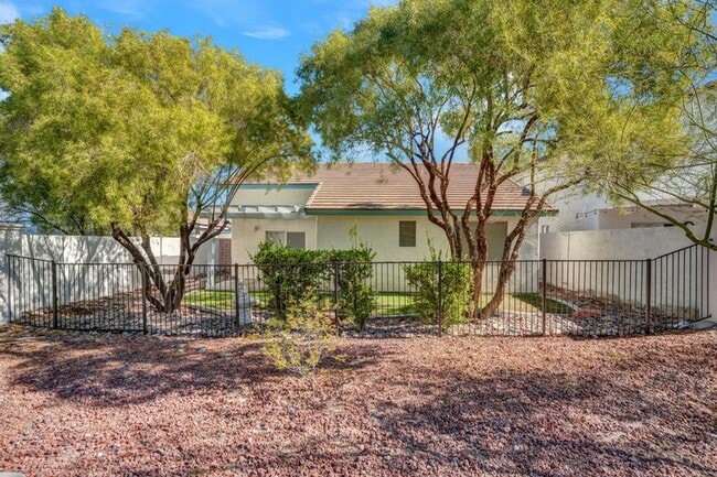 Building Photo - VERY CUTE 2 BEDROOM, SINGLE STORY HOME IN "GREEN VALLEY RANCH!!"