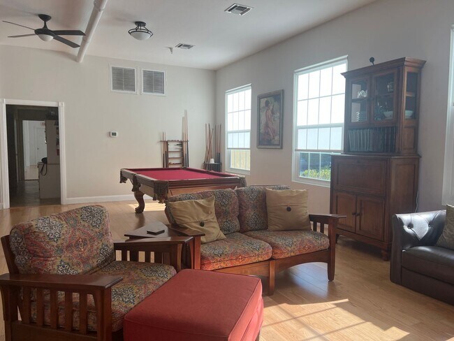 Building Photo - NEW PRICE on Adorable 1BR/1BA Condo in Downtown Venice