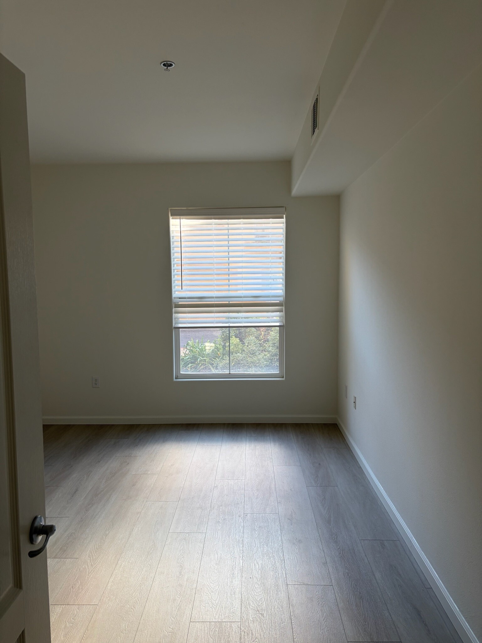 Building Photo - 5350 Dunlay Dr