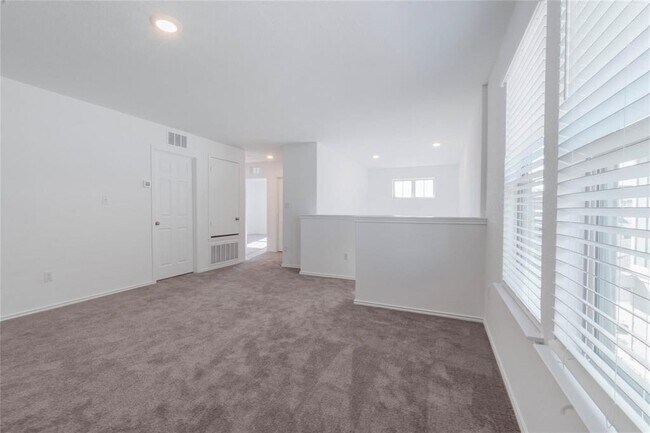 Building Photo - 141 Banyon Dr
