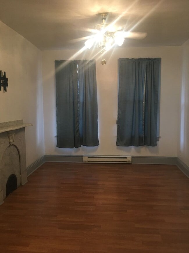 Building Photo - 1st Floor Efficiency Yotk City